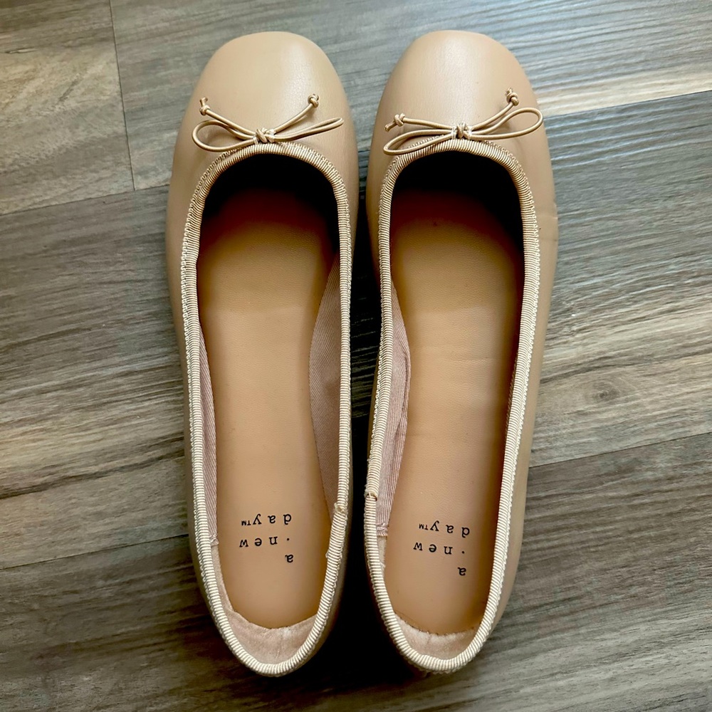 I’m selling super cute Ballet flats that are really on trend lately